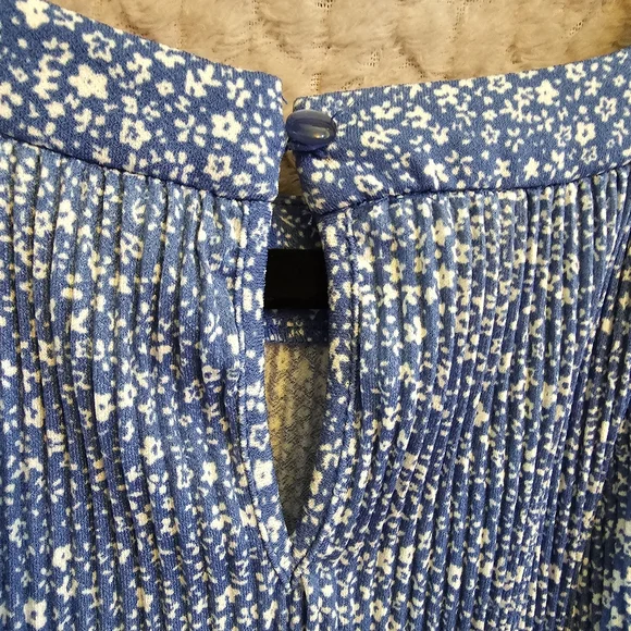 4/$20 Adrianna Papell Blue & White Floral Pattern Sleeveless Blouse size Small - Picture 4 of 4